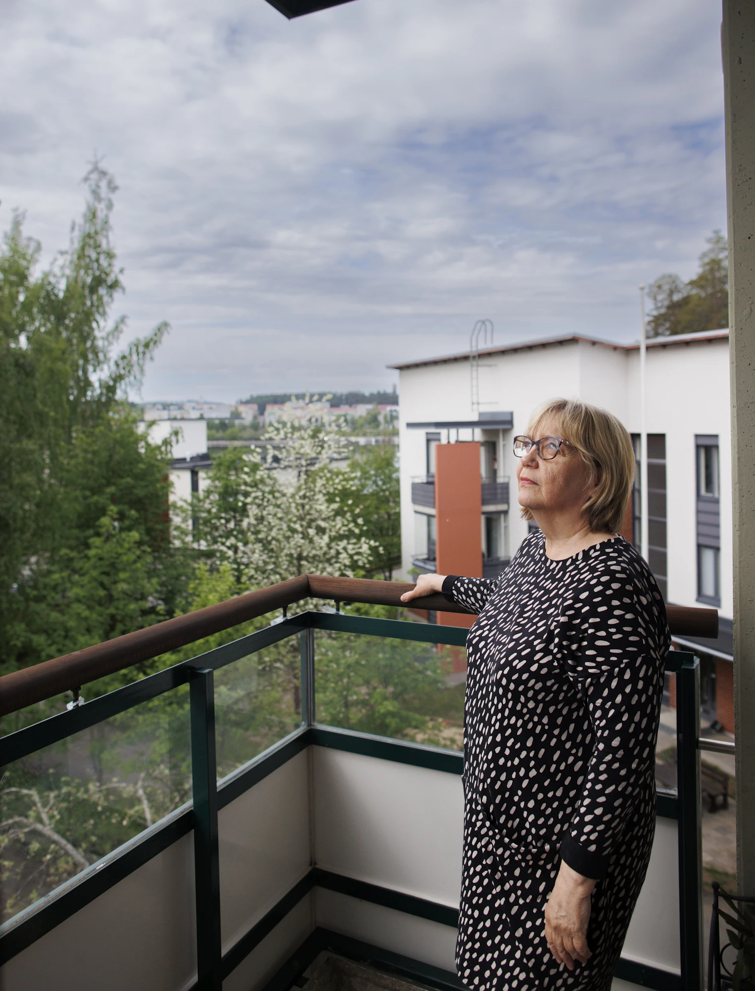 Jyväskylässä asuva Maritta Leinonen kuuluu harvoihin asumisoikeusasukkaisiin, joilla on järvinäkymä.