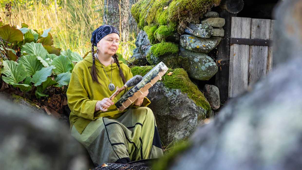 Louhen akalle rummut ovat enemmän kuin soittimia. ”Niiden ikiaikainen ääni resonoi syvällä sydämessä. Matalien ääniaaltojen hellä hoito rentouttaa ja rauhoittaa.”