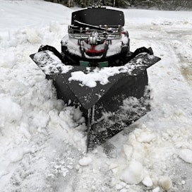 Kärkiauran teräkulmat ovat loivia, aura ikään kuin sukeltaa lumen alle.