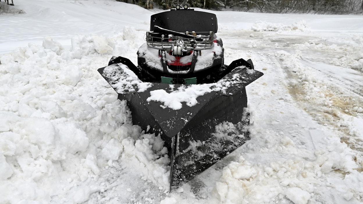 Kärkiauran teräkulmat ovat loivia, aura ikään kuin sukeltaa lumen alle.