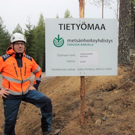 Jukka Pietilä tietää kokemuksesta, että metsätien perusparantaminen on usein vaativa ja pitkäaikainen prosessi.