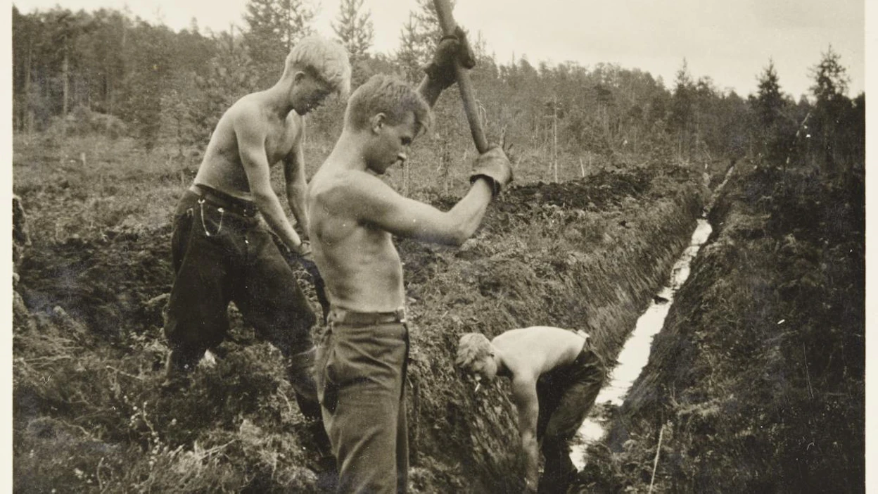 Metsänhoitajaopiskelijat kaivavat Juupajoella suo-ojaa vuonna 1938. Ojat kaivettiin 1950-luvun alkuun saakka lapiotyönä.