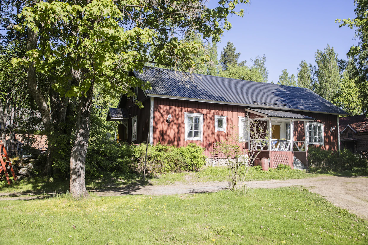 Perhe pääsi testamaan asumista Bobackan pihatorpassa. Moni maallemuuttaja etsii maaseudulta mummonmökkiä tai minitaloa.