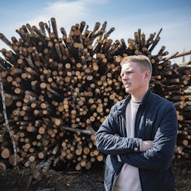 Lapualaisen Oskari Vuorenmaan broileritilalla on käytössä lämpökattila, jossa voi polttaa myös tuoretta puuta. 
