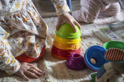 Kädet kaipaavat jotain, mikä ruokkii tuntoaistia. Kuvituskuva.
