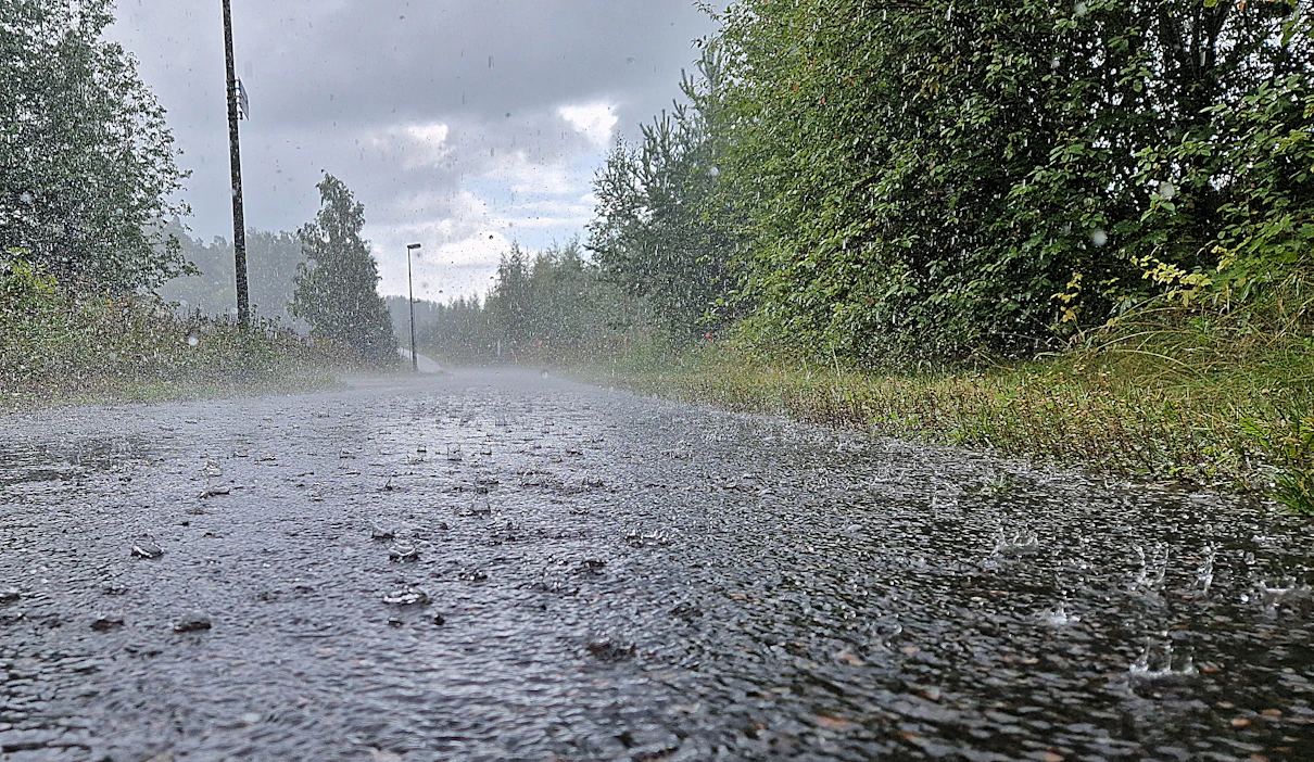Vettä voi kertyä tänään jopa 20 millimetriä.