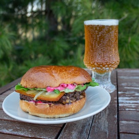 Kesäkuumalla on mukavaa siirtää ruuanlaitto ulos. Vähärasvaisesta hirvenjauhelihasta syntyy maittava burgeri.