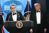 Yhdysvaltain virkaatekevä oikeusministeri Todd Blanche (vas.) ja presidentti Donald Trump osallistuivat lauantaina paikallista aikaa Washingtonissa kirjeenvaihtajien illalliselle. LEHTIKUVA/AFP.