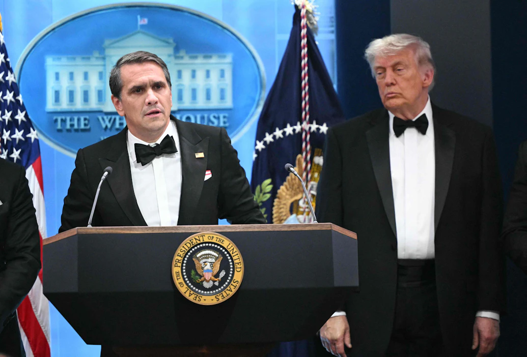 Yhdysvaltain virkaatekevä oikeusministeri Todd Blanche (vas.) ja presidentti Donald Trump osallistuivat lauantaina paikallista aikaa Washingtonissa kirjeenvaihtajien illalliselle. LEHTIKUVA/AFP.