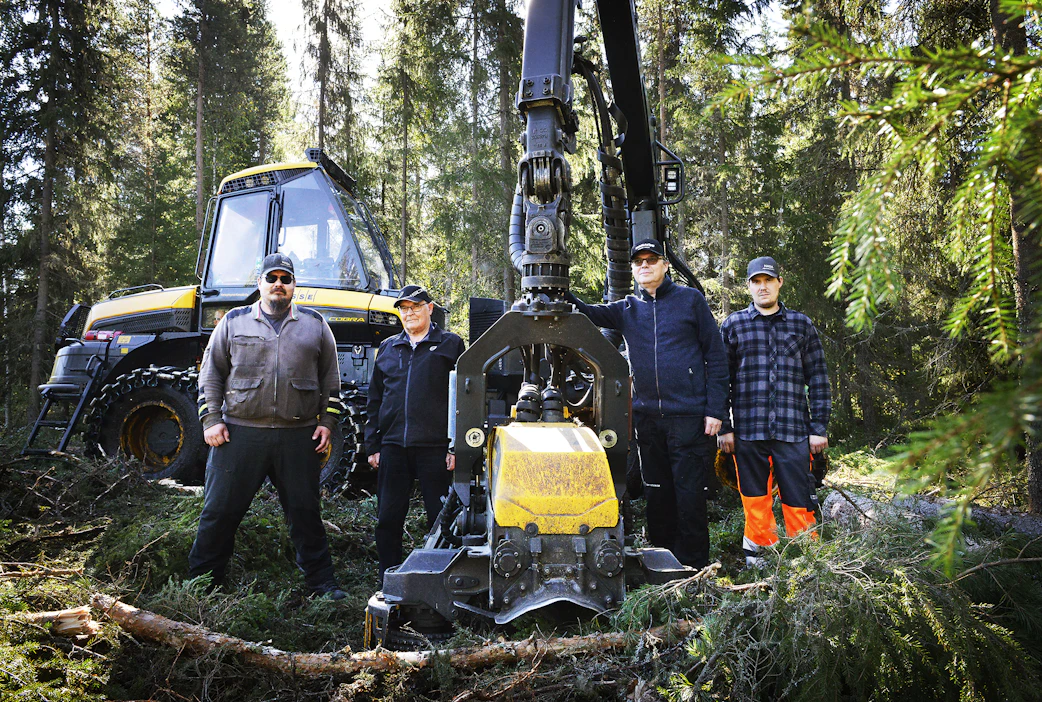 Koneyhtymä Känsälä teki hakkuita viime viikolla Ylivieskassa. Vasemmalta koneenkuljettaja Pekka Kiiskilä sekä omistajat Lasse, Pasi ja Joonas Känsälä.
