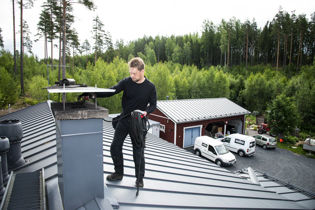 Nuohous on kiinteistönomistajan vastuulla. Nuohoustyötä voi tehdä vain ammattipätevyyden hankkinut nuohooja.