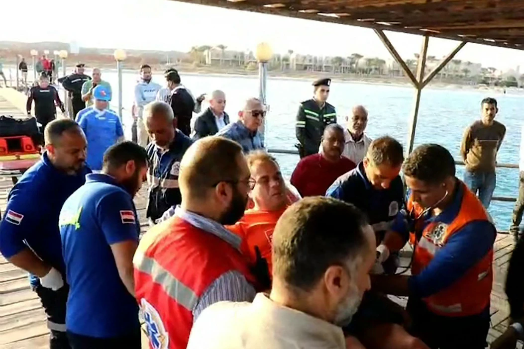 Ensihoitajat auttoivat veneturmasta pelastettua Marsa Alamin satamassa. Kuva Egyptin valtion tiedotuspalvelulta. LEHTIKUVA /AFP / HANDOUT.