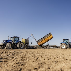 Tämän kevään kylvöille valtaosa lannoitteista on jo hankittu. Jos sota Lähi-idässä pitkittyy, lannoitteiden korkeiden hintojen vaikutus tiloilla korostuu ensi vuonna, PTT ennustaa.
