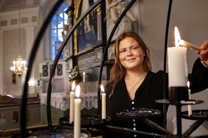 Snellman käy Pietarsaaren Pedersören kirkossa jumalanpalveluksissa. Kirkossa myös kastettiin hänen kummilapsensa. ”Täällä tulee aina hyvä ja turvallinen olo.”