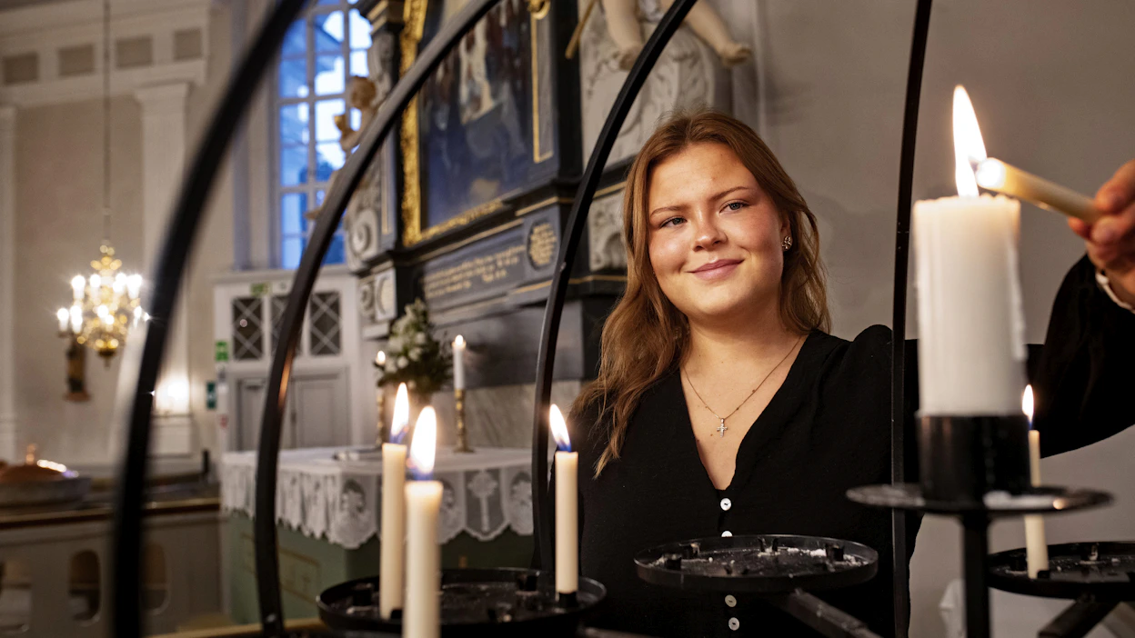 Snellman käy Pietarsaaren Pedersören kirkossa jumalanpalveluksissa. Kirkossa myös kastettiin hänen kummilapsensa. ”Täällä tulee aina hyvä ja turvallinen olo.”