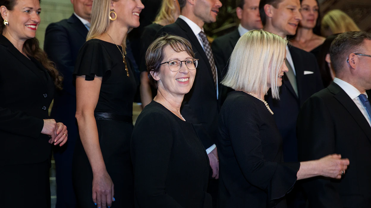 Hallitus tiedotustilaisuudessa nimeämisensä jälkeen säätytalolla. Keskellä maa- ja metsätalousministeri Sari Essayah (kd.), hänen vieressään valtiovarainministeri Riikka Purra (ps.).