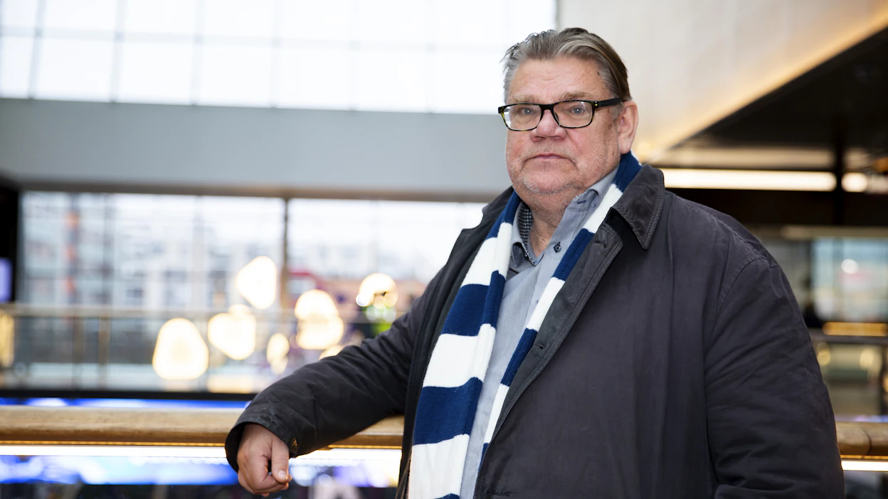 Perussuomalaisten entisen pitkäaikaisen puheenjohtajan Timo Soinin mielestä Suomen poliittisella keskikentällä on valtava ”kraatteri”, jonka syövereissä on suuri joukko perussuomalaisten, keskustan ja kristillisdemokraattien nykyisiä ja entisiä kannattajia.