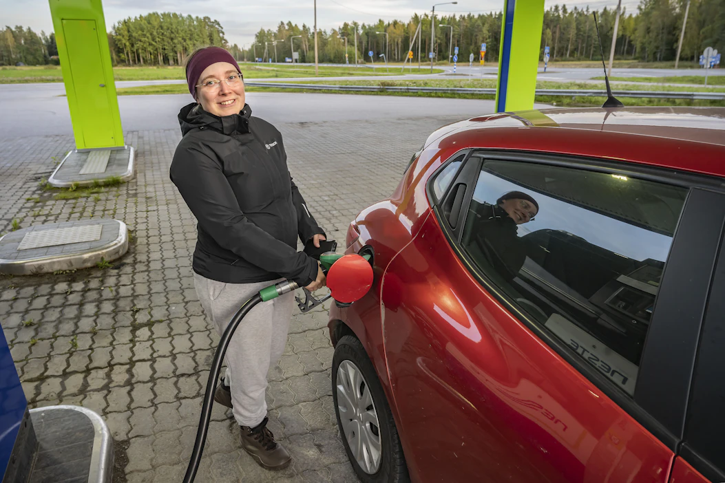Isokyröläinen Mari Kujanpää tankkasi autoaan Isossakyrössä maanantaina. Hän ei usko puheisiin polttoaineen hinnan laskusta. ”Tuskinpa se suuresti laskee.”