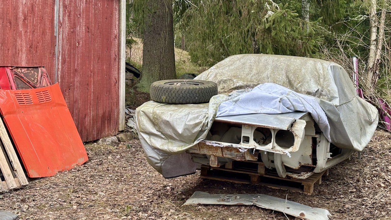 Raja romun ja kunnostusta odottavan autoaarteen välillä on häilyvä.