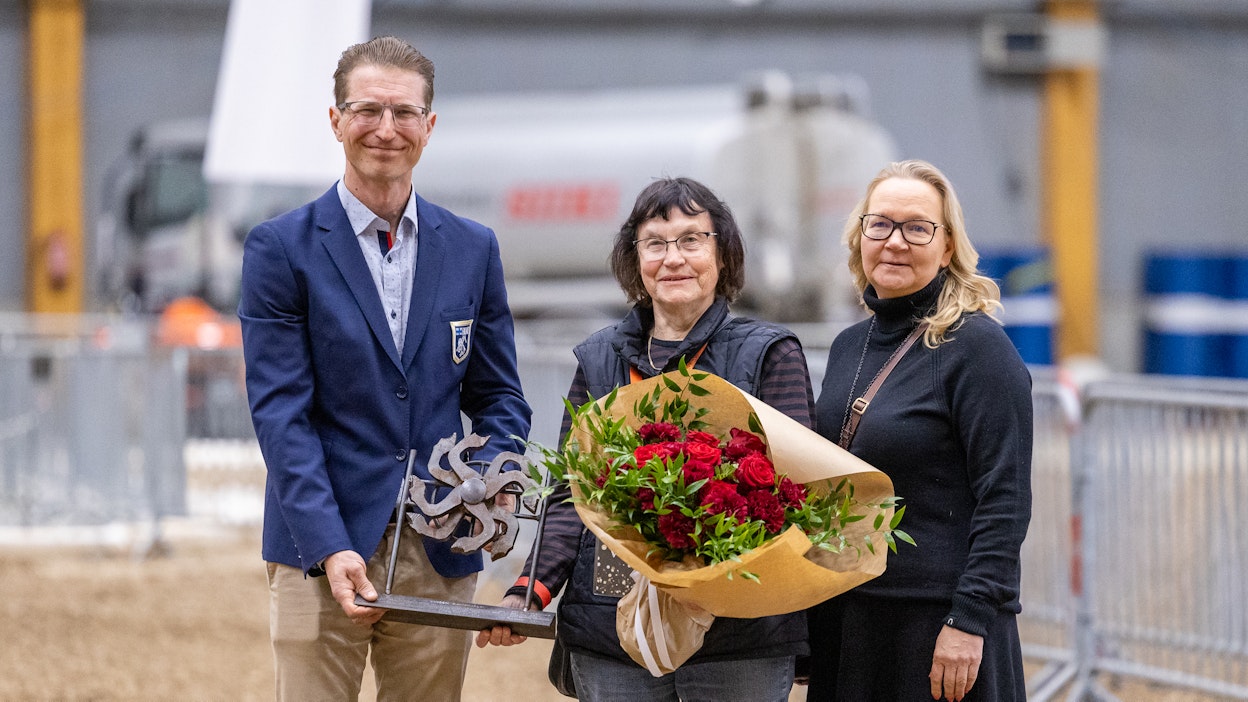 Vuoden Kavionjälki -tunnustuksen Terttu Peltoselle luovuttivat Aki Karhapää Suomen Ratsastajainliitosta ja Minna Mäenpää Suomen Hippoksesta.