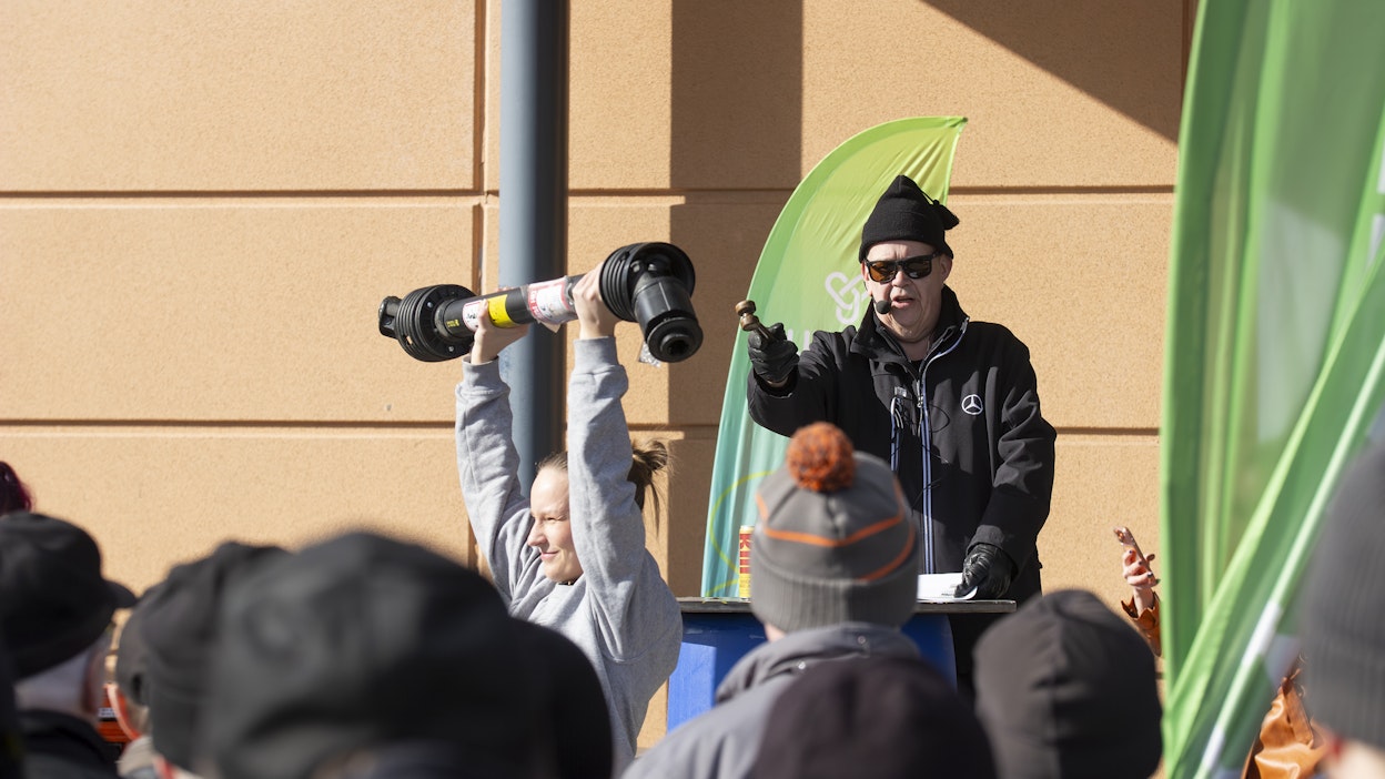 Aki Palsanmäki sai yleisön viihtymään ja tavaran vaihtamaan omistajaa.