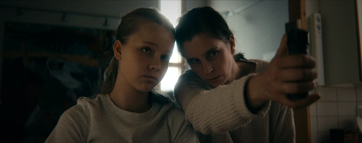 Silja-tytär (Helga Temonen) ja Minna-äiti (Olga Temonen) ovat oikeassakin elämässä äiti ja tytär.