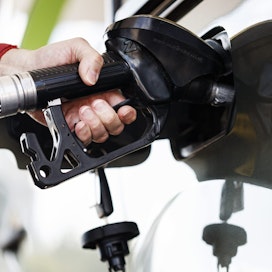 Uusiutuvan polttoaineen jakeluvelvoitteen kiristäminen nostaa polttoaineen hintaa.