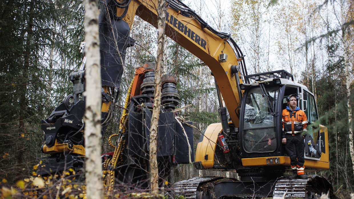 Hirvensalmelainen Mika Ripatti on urakoinut kolmisen vuotta Risupedolla. Kokemus on osoittanut, että päivässä laitteella raivaa noin hehtaarin verran metsää.