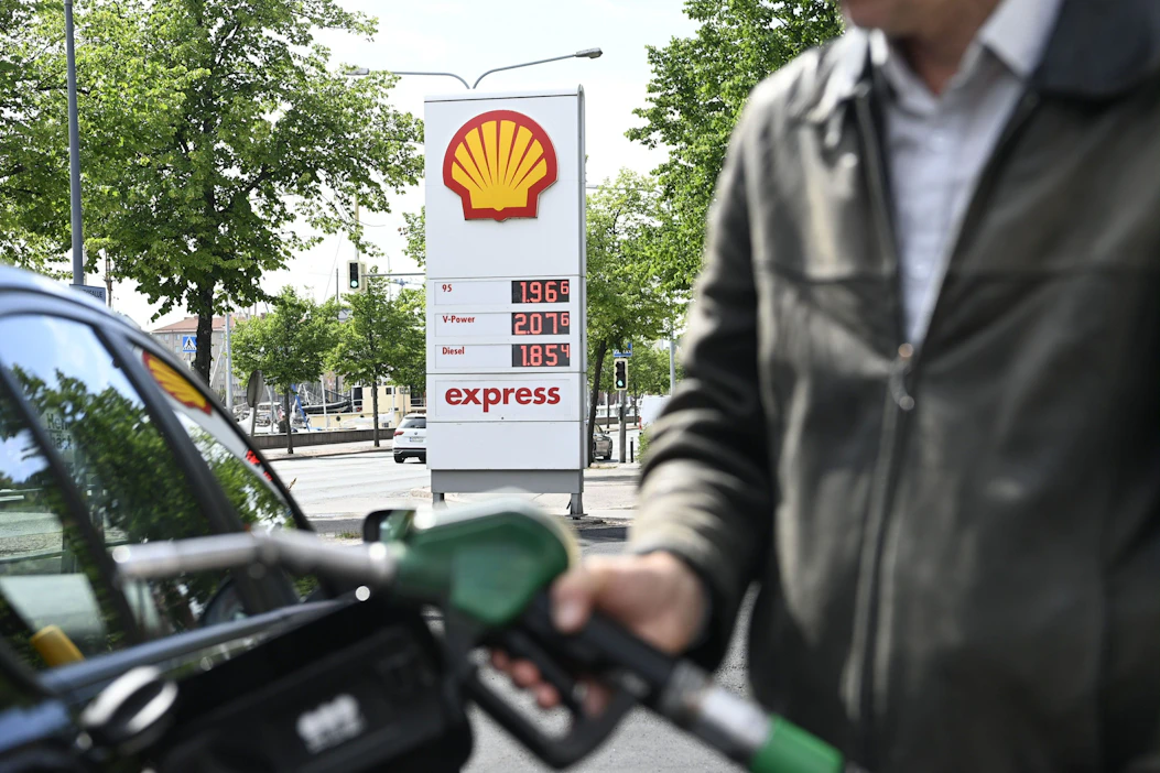 Bensiini maksoi kesäkuussa 23 prosenttia ja diesel 24 prosenttia vähemmän kuin vuotta aiemmin. Kevyt polttoöljy oli jopa 32 prosenttia halvempaa kuin vuosi sitten. LEHTIKUVA / Eelis Berglund.