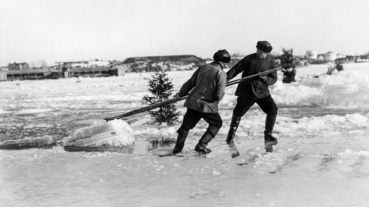 Viipurin lääni oli vuonna 1939 Suomen väkirikkain lääni. Kuvassa jään nostoa Viipurissa kevättalvella 1932.