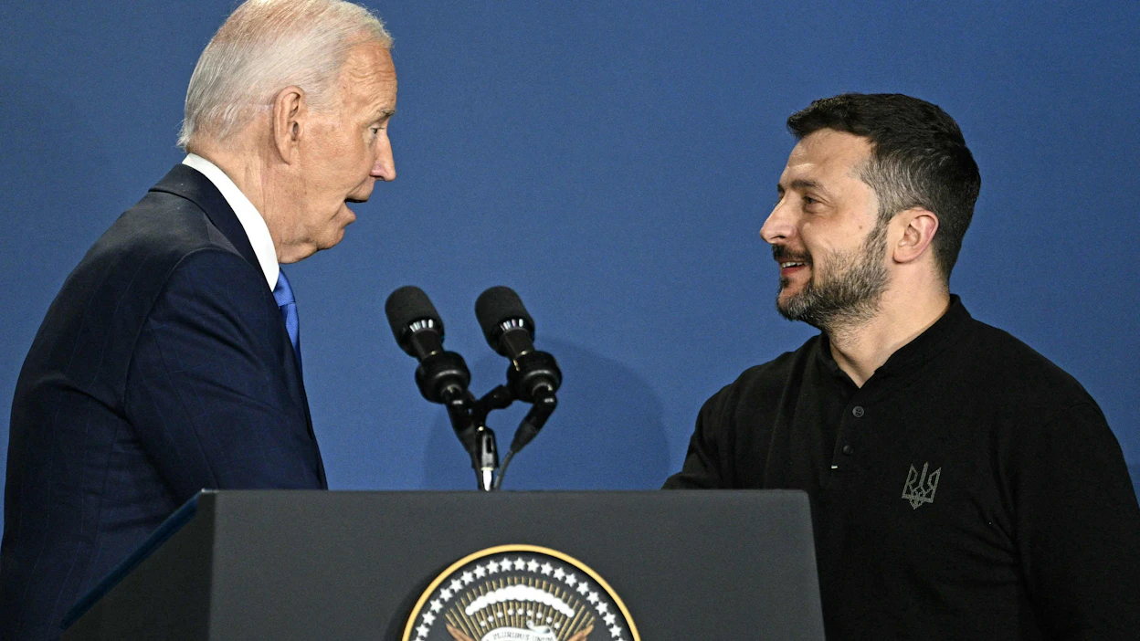 USA:n presidentti Joe Biden tervehti heinäkuussa Ukrainan presidenttiä Volodymyr Zelenskyiä Nato-kokouksen yhteydessä Washingtonissa. LEHTIKUVA / AFP .