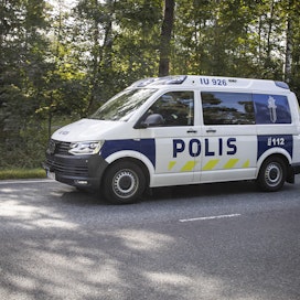 Hurjaa vauhtia edennyt Jopo karisti kannoiltaan sitä seuranneen poliisipartion Siilinjärveltä. Kuvan poliisipartio valvoi raskasta liikennettä Hyvinkäällä syksyllä 2022.