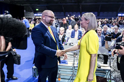 PS:n uusi puoluesihteeri Harri Vuorenpää kätteli jatkokauden saanutta puolueen puheenjohtaja Riikka Purraa heti valintansa jälkeen.