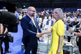PS:n uusi puoluesihteeri Harri Vuorenpää kätteli jatkokauden saanutta puolueen puheenjohtaja Riikka Purraa heti valintansa jälkeen.