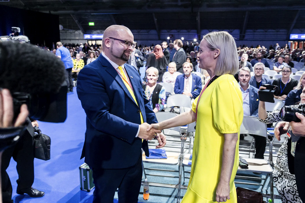 PS:n uusi puoluesihteeri Harri Vuorenpää kätteli jatkokauden saanutta puolueen puheenjohtaja Riikka Purraa heti valintansa jälkeen.
