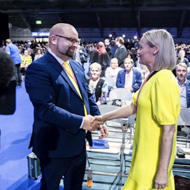 PS:n uusi puoluesihteeri Harri Vuorenpää kätteli jatkokauden saanutta puolueen puheenjohtaja Riikka Purraa heti valintansa jälkeen.