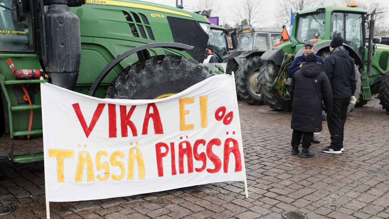 Parin viikon takainen traktorimarssi vaati oikeudenmukaisempaa tulonjakoa elintarvikeketjuun. Kuva Kuopion torilta. Kuvituskuva.