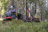 Runkonivelen ansiosta moto-mönkijä kulkee metsässä notkeasti maaston muotoja seuraten.