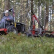Runkonivelen ansiosta moto-mönkijä kulkee metsässä notkeasti maaston muotoja seuraten.