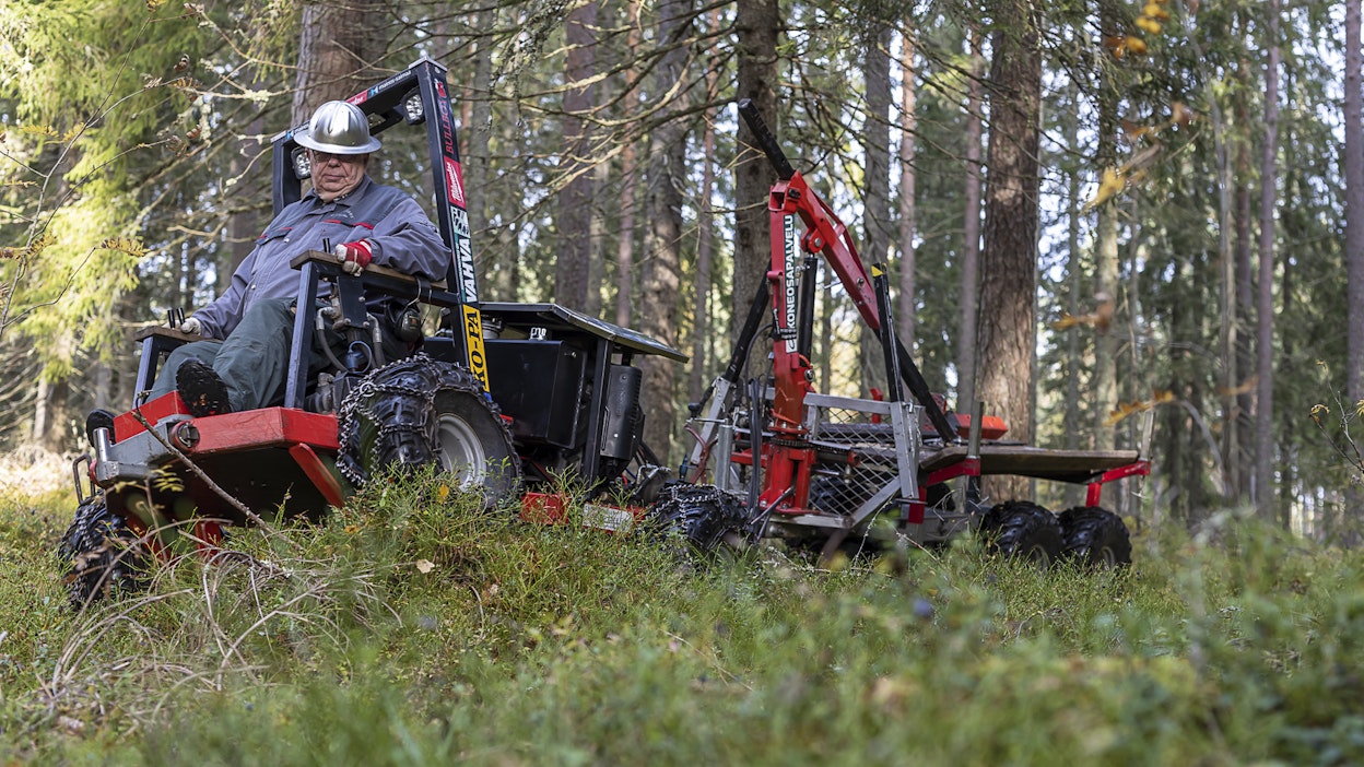 Runkonivelen ansiosta moto-mönkijä kulkee metsässä notkeasti maaston muotoja seuraten.