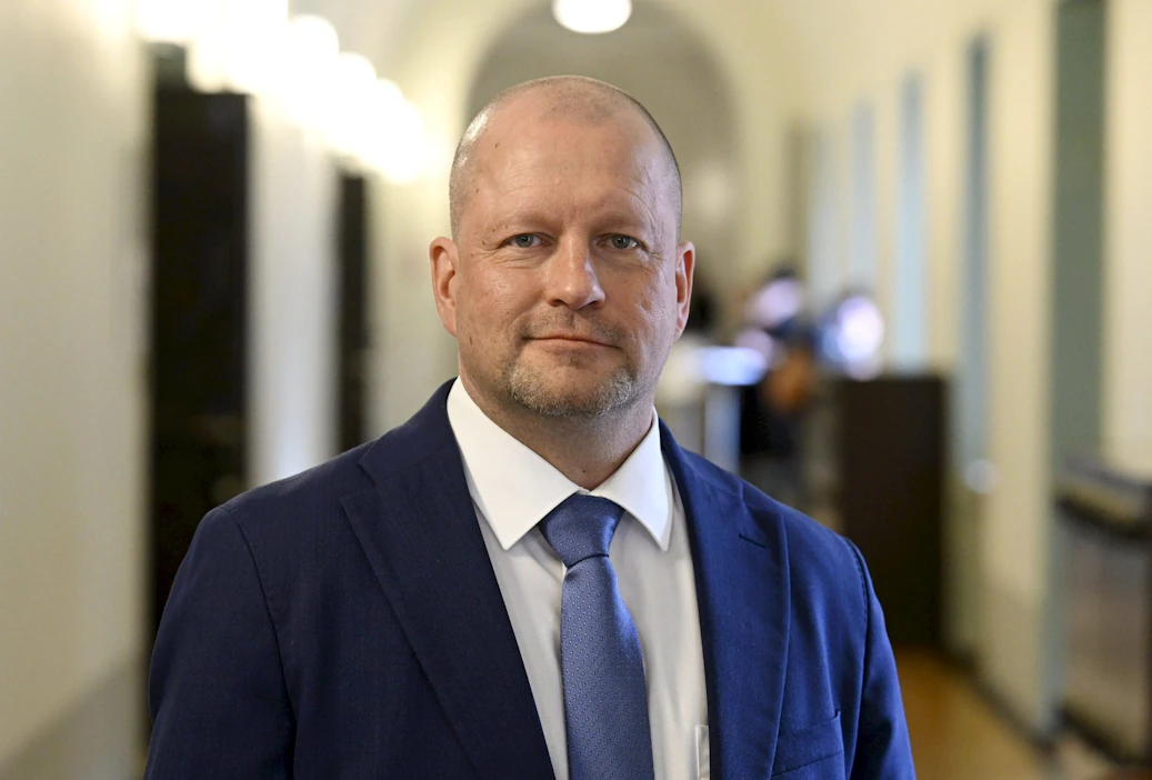 Poliisitaustainen kansanedustaja Timo Vornanen (ps.) sai vuonna 2020 esimieheltään palautetta esiinnyttyään poliisin virkapuvussa perussuomalaisten teltan luona. Lehtikuva / Markku Ulander.