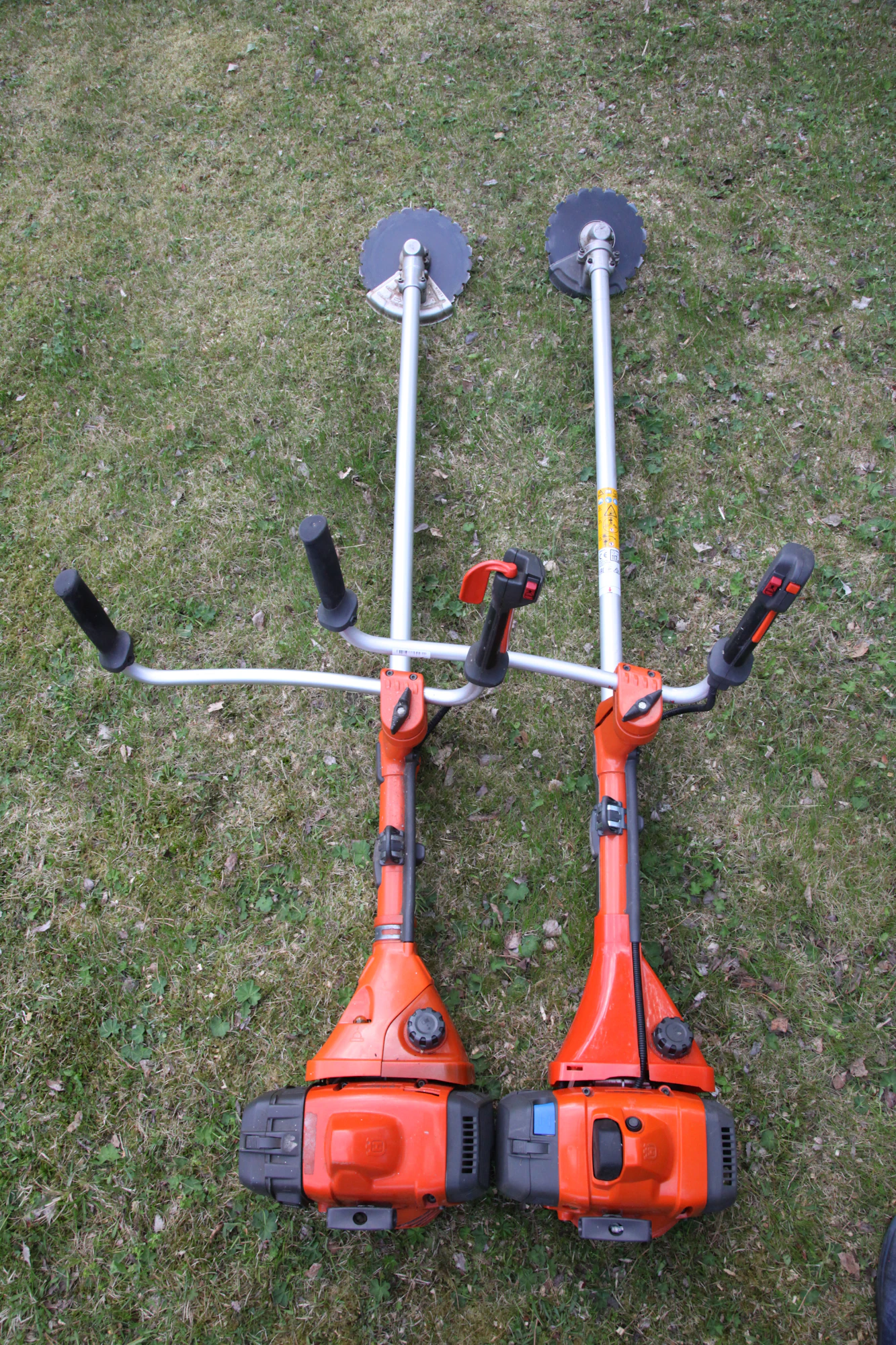 Husqvarnan metsäraivurin 545FX (vas) ja monitoimiraivurin 545FR pituusero on vähäinen.