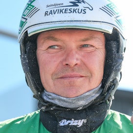 Niko Jokela on noussut uuteen kukoistukseen urallaan ja saavuttaa pian 2 000 voiton merkkipaalun, ellei ole jo saavuttanut. Kuvassa häntä haastattelee Seinäjoella Lauri Hyvönen.