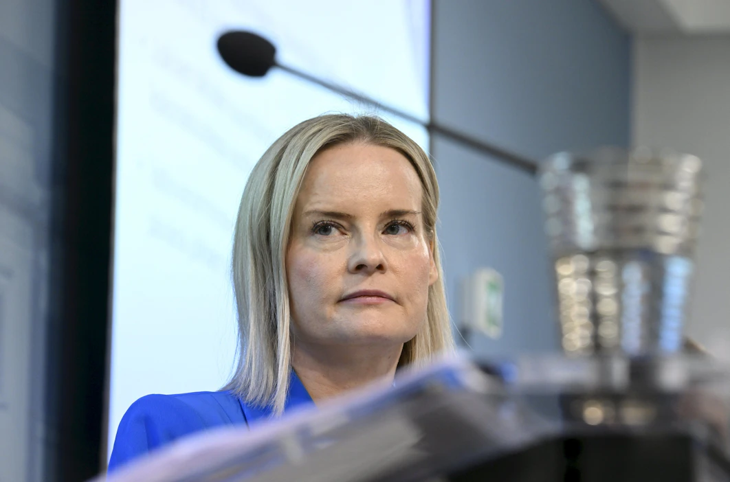 Valtiovarainministeri Riikka Purra (ps.) kertoi hallituksen tiedotustilaisuudessa tiistaina, että sisäiseen ja ulkoiseen turvallisuuteen liittyvissä ministeriöissä vaadittavat säästöt ovat pienempiä kuin muilla hallinnonaloilla. LEHTIKUVA / Markku Ulander.