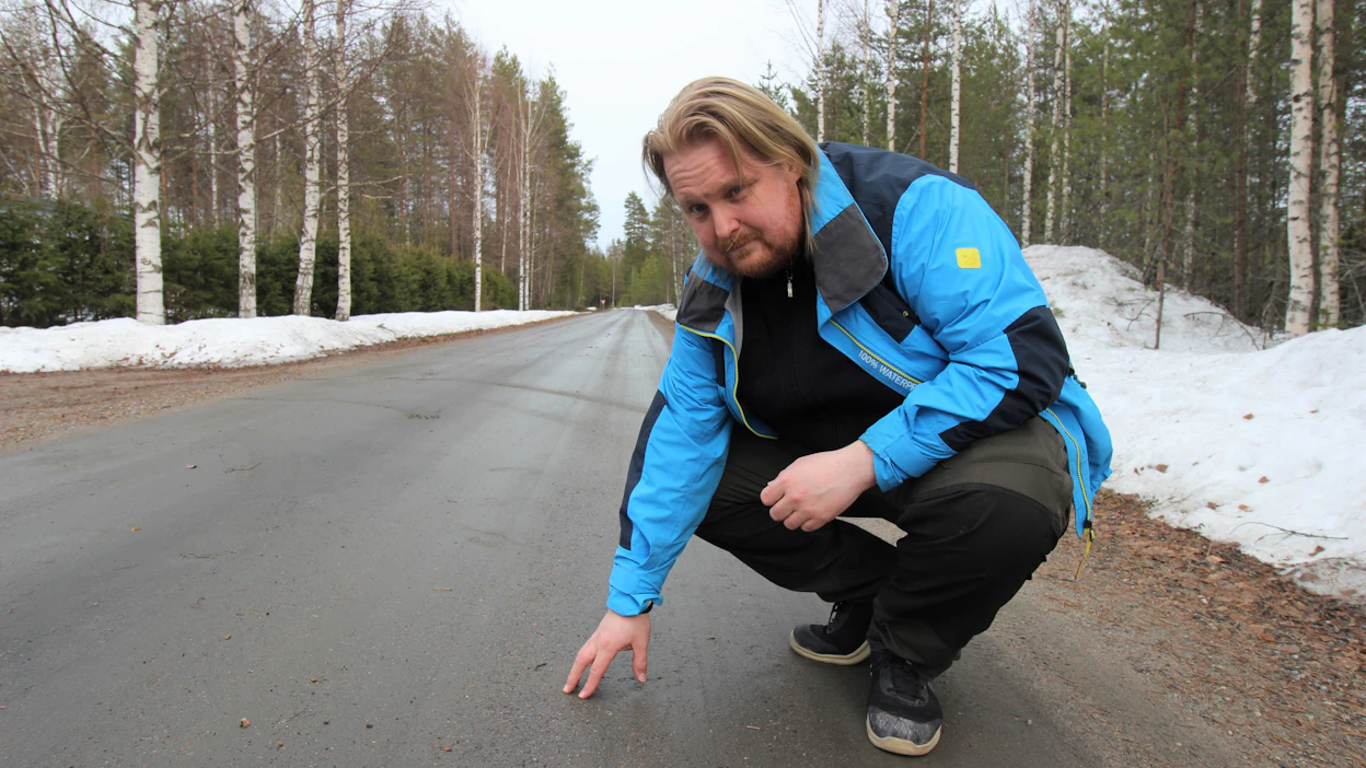 Sami Räsäsen esittelemällä Tervaskankaantiellä kivituhkalla sidottu kulutuskerros on talven jäljiltä hyvässä kunnossa.