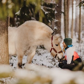 Anna Länsisalmi-Keisala haaveilee tulevaisuudessa myös pienimuotoisesta hevoskasvatuksesta. 