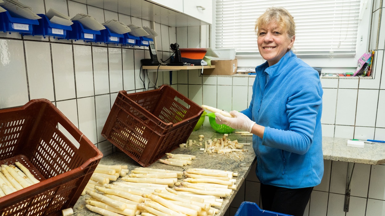 Christine Rehm puhdistaa päivän parsasatoa Baijerin Schrobenhausenissa. Rehmien luomutilalla parsojen kaikki käsittelyvaiheet tehdään käsin.