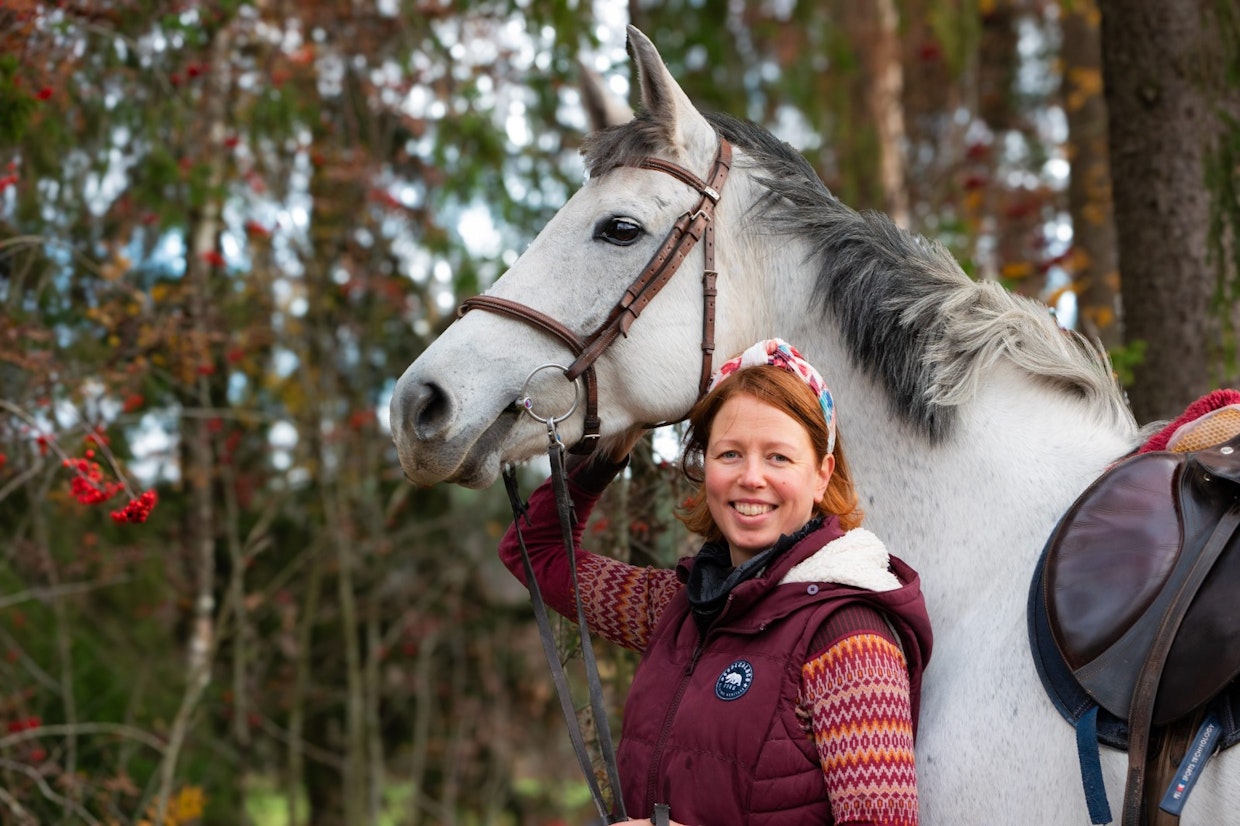 Kati Paananen kertoo, että hevosavusteisen terapian kautta asiakas ja hänen läheisensä näkevät asiakkaan uudessa valossa. Se on voimaannuttavaa ja kokemuksellista.