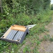 Tämä sohva oli päätynyt Pirkanmaalaisen tien ojanpohjalle.