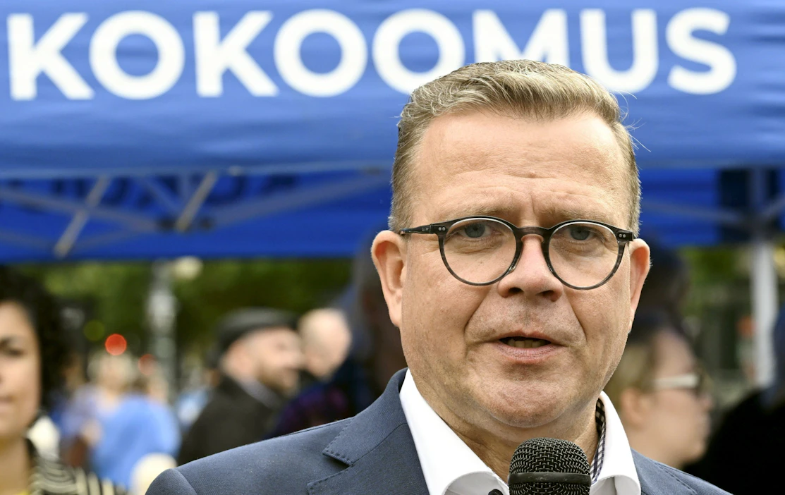 Pääministeri Petteri Orpon johtama kokoomus palasi suosituimmaksi puolueeksi Ylen kannatusmittauksessa. LEHTIKUVA / HEIKKI SAUKKOMAA.